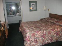 本日の宿泊先　Comfort Inn　（アラモコード Alamogordo)

部屋はかなり狭いが清潔感はある。朝食もシリアル、ペイストリー、ドリンク類一通り揃っていてまずまず。

Comfort Inn & Suites, Alamogordo
1020 S White Sands Blvd, Alamogordo, NM 88310 
