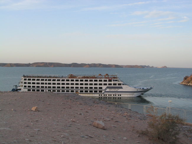 ナイル川クルーズ船。コレに寝泊りして移動するのもいいなあ。