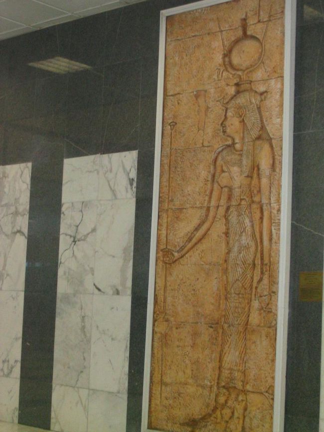 こちらはアスワン空港で。この前で黒人のおばあちゃんがレリーフと握手しているポーズで写真をとってました。