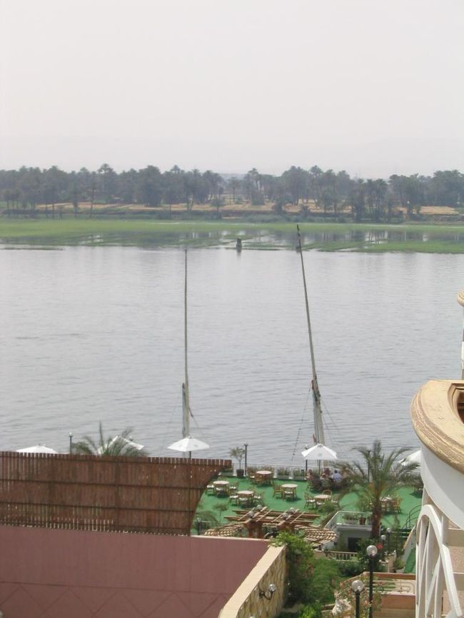 アスワン空港で飛行機に乗ったまま１時間の遅れ。まだ運のいい方で、２,３時間は平気で遅れるとか。ナイルの流れのようにゆったり構えてくださいと、ガイドさん。せっかちな人はだめです。ルクソールに着きホテルで昼食とってチェックイン。部屋からナイルが見ます。