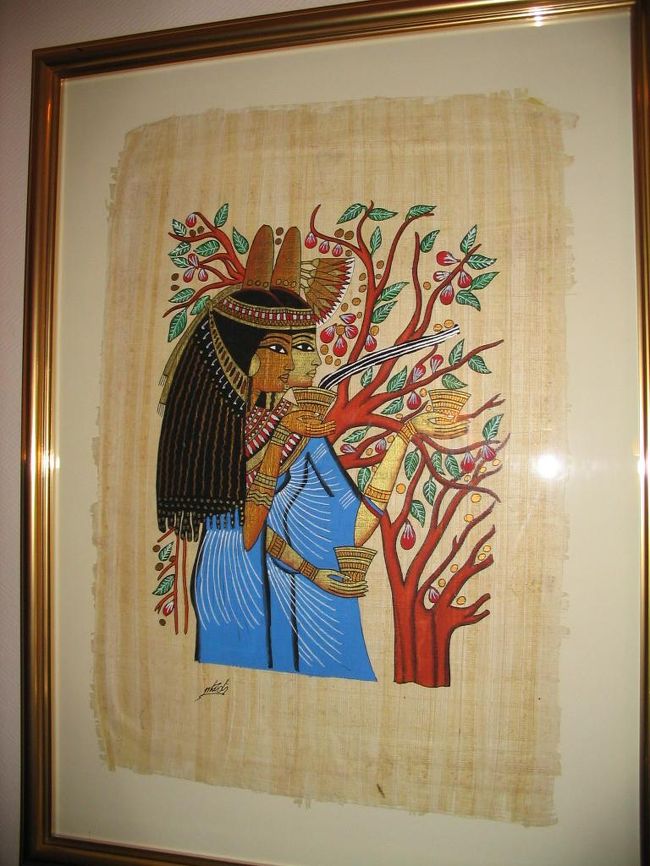 部屋にかかったパピルス