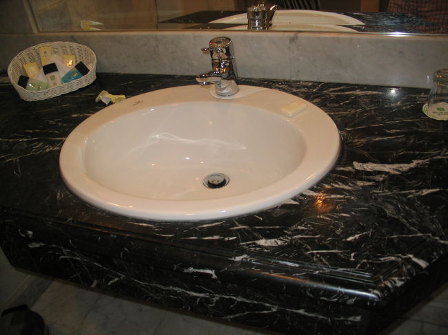 洗面ボールや水栓はまあふつう。