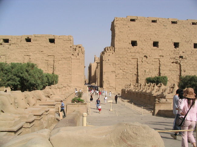 さて、ホテルで小休止のあと１６時から東岸のカルナック神殿へ。