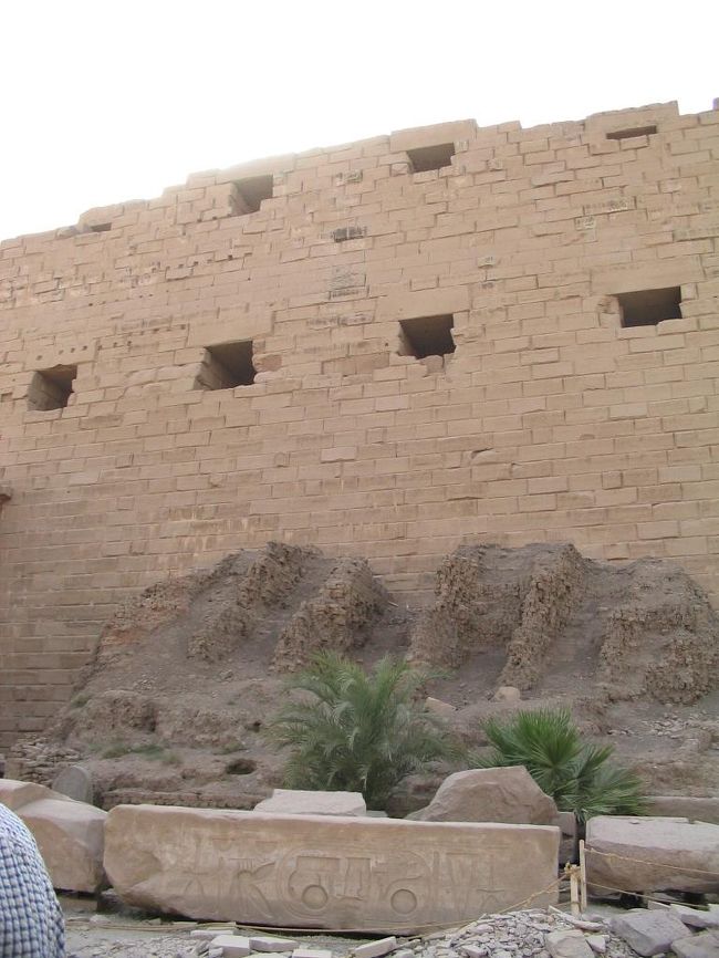 第一塔門の裏。下のほうに日干しレンガが残っている。これを足場に高い塔を作っていったそうです。