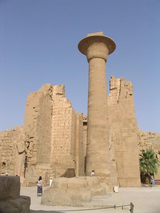 第一塔門を抜けると第一中庭。ここには、柱は一本しか残っていない。これと同じ大きさの柱がアレキサンドリアにあるとのこと。（今回行ってないのでわかりません）