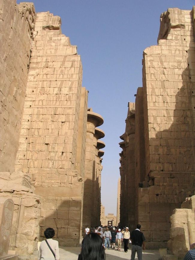 第二塔門。向こうは大列柱室