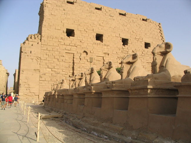 カルナック神殿第一塔門（巾１１３ｍ、高さ４３ｍ）とその左右に４０体ならぶ羊頭のスフィンクス。