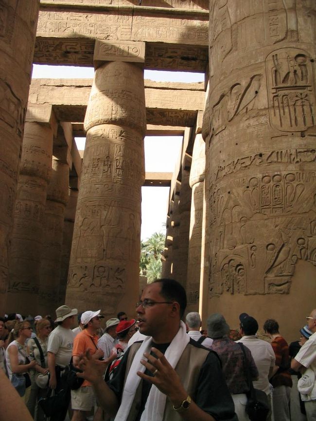 解説はカイロ大学観光学科卒で日本語と英語のガイドをやっているアーデルさん