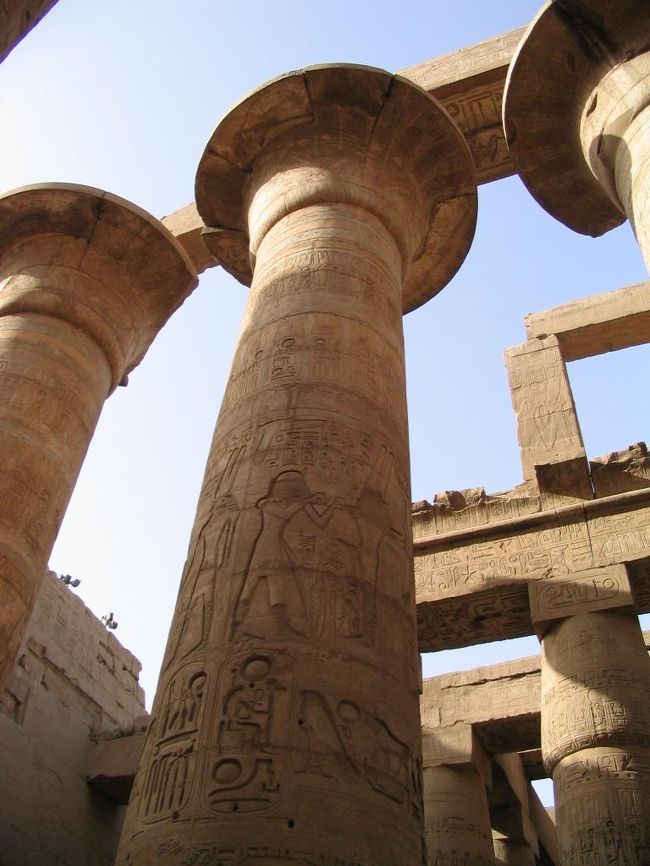 中央２列１２本の開花式パピルス柱が２１ｍ、その他１２２本は閉花式で１３ｍ。ラムセス２世が大部分を完成。天井もあったとか。
