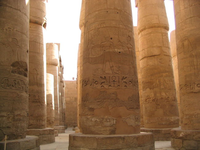 大列柱室。巨大な柱の森。１３４本。