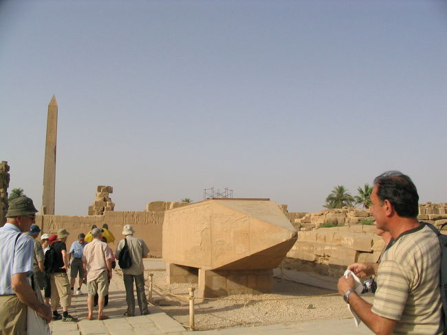 横たわるは、これもハトシェプスト女王のオベリスク