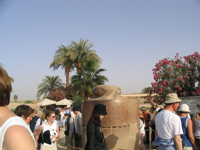 ケプリ神を表すスカラベ（ふんころがし）の大石像の周りをみんな回る回る。３回回れば幸せになれる、５回では結婚できる、９回は離婚できる。真偽の程は定かでないが、確かなことは１００回回れば目が回る、とはアーデルさんの弁。