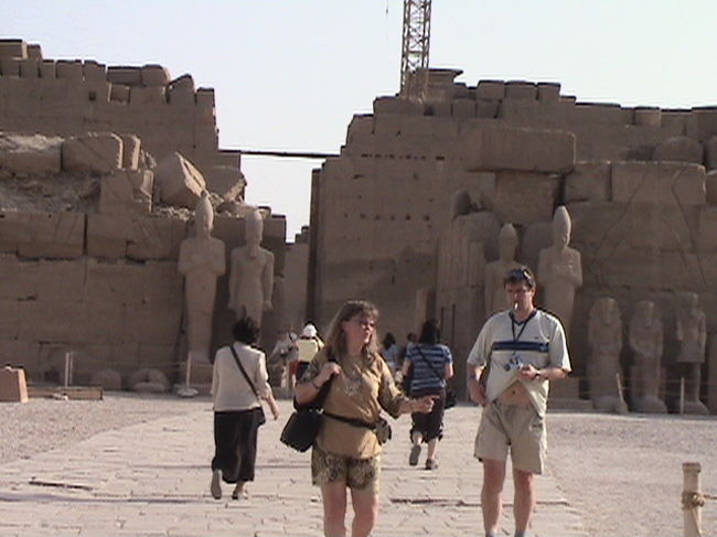 へそだし外人、奥さんに小言を言われるの図。