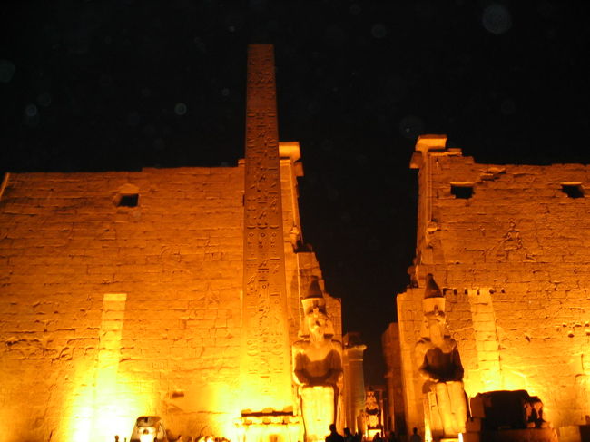 カルナック神殿からホテルに戻り小休止。夕食後、夜８時からライトアップされたルクソール神殿観光。ルクソール神殿は街中にある。カルナック神殿の中核を成すアメン大神殿の付属神殿。３ｋｍ離れたアメン大神殿とは参道でつながっていたとのこと。大部分をラムセス２世（またもや！）が造り上げた。右にもオベリスクがあったが、今はパリのコンコルド広場に。