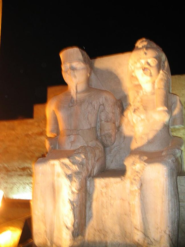 昼間みたツタンカーメン王。確かに昼間の顔に似ている。ツタンカーメンなのに、ラムセス２世が削って自分の名前を書かせたらしい。