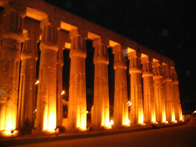 奥のほうにはアレキサンダー大王の間もあり、レリーフが残っていたが、古代エジプトの民の技術には足元にも及ばない。<br />明日は西岸へ。