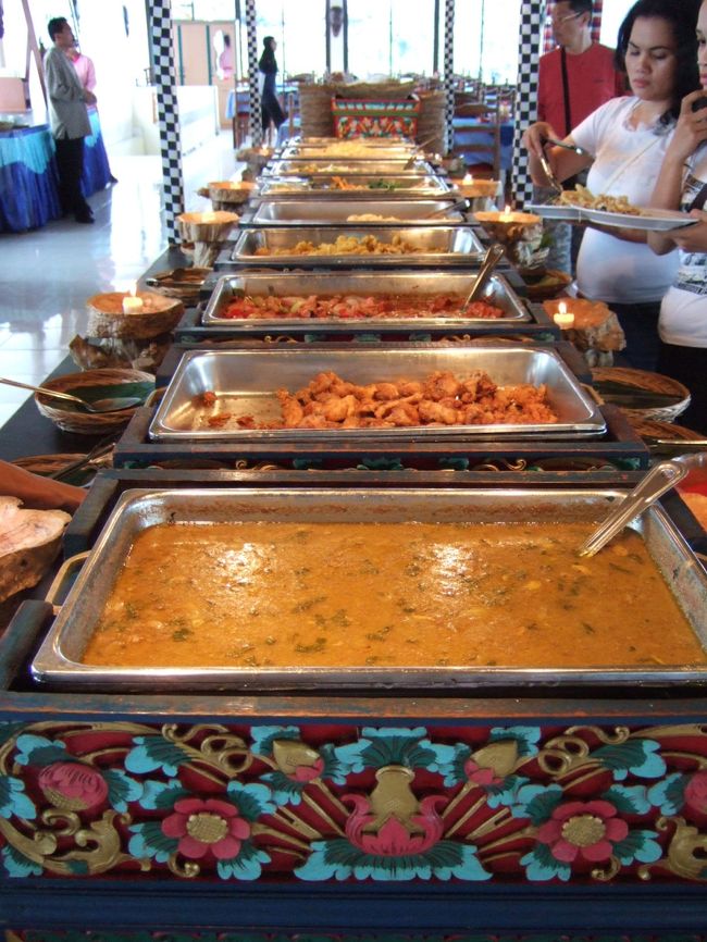 展望レストランではインドネシア料理が食べ放題