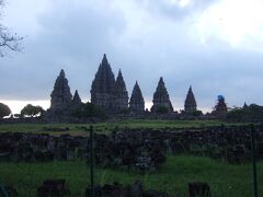 ロロ・ジョングラン寺院。右から二番目の建物が、明らかに傾いているように見えるのだが・・・
