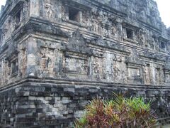 サリ寺院
レリーフが美しい