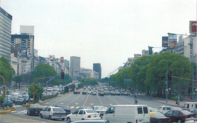 ブエノスアイレスの大通り。片道８車線ぐらいありました。
