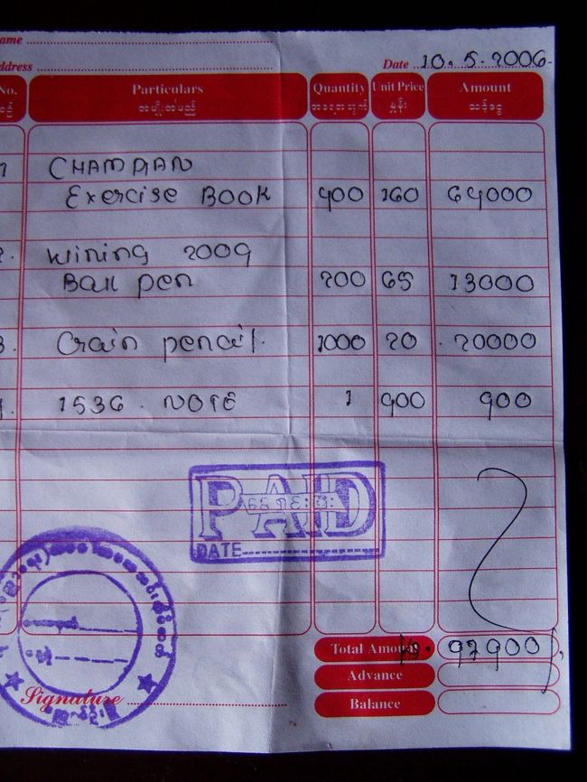 　これが領収書。外国人客への気遣いからか、品名は英語で書いてくれた。普段丸っこいビルマ文字を書いている影響か、数字もころころしていてかわいい。<br />　合計で97900ks(80ドル弱)。うまい具合に予算内に収まった。しかし、この後買っておいた方がいいものがあったことをウィンウィンから知らされる。<br />　