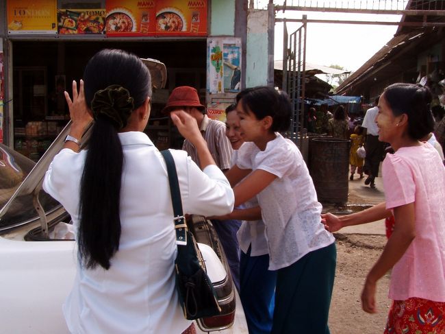 　よっこらしょと。女性店員３人がノートや鉛筆が詰まった重いずた袋を車のトランクに積み込んだ。男２人(僕とドライバー)は何もしない。というか手出しをさせないのだ。ドライバーはともかく、日当が200円程度のこの国で、一度に1万円近い買い物をしたぶっとい客の僕に手伝わせるなんて失礼とでも思ったのか。
