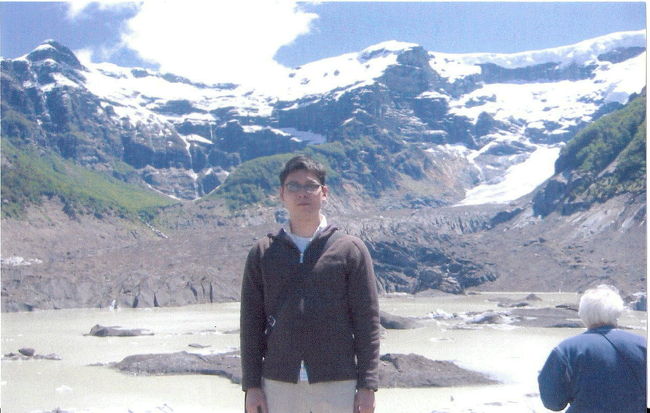 バリローチェ近郊の「黒い」氷河。形成時に岩や砂を取り込んだせいで黒くなるそうです