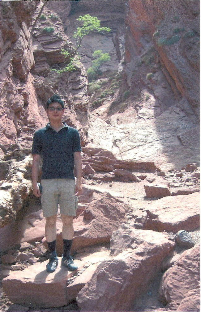 アルゼンチンは広い。氷河があると思えば、ここは５０度の灼熱の砂漠。北部サルタの周辺は赤い地層で知られていて、この写真もその一部