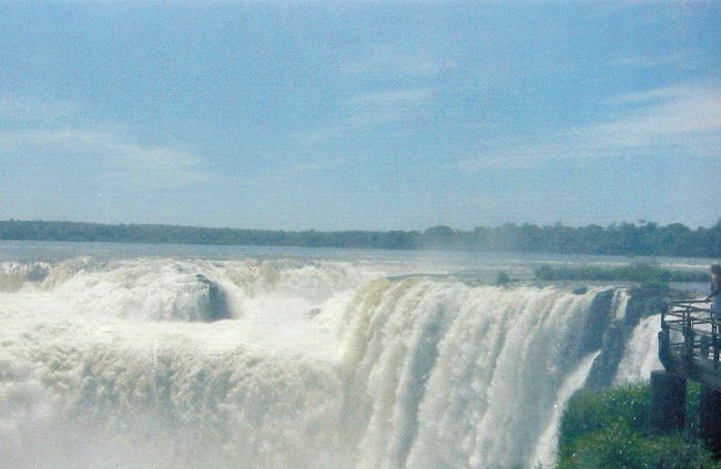 イグアスの滝。乾季だったので水量が少ないよって言われたのですが、それでもこの迫力。自然は偉大です