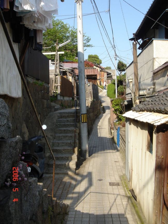 尾道といえば坂の街。迷路のような坂の道をあてもなく歩いていると、子供の頃に戻って冒険をしているような気分になってきます。