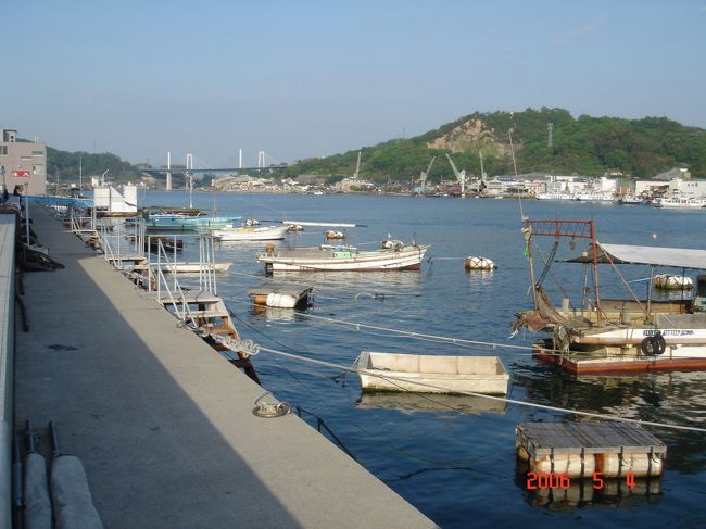 夕暮れの海辺。潮の香りのする風に吹かれながら、夕暮れの海辺を散歩するのは最高の気分でした。