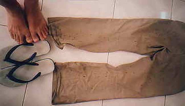 ダラットでドブにはまり、ズボンにさよならを告げる<br />この頃にはビーサン焼けがひどいことになっている