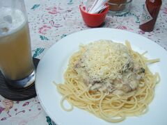 ソスロ地区の「FM Cafe」で食べた Spaghetti alla FM は、鶏肉のクリームソースだった。鶏肉の多いインドネシアらしいメニュー。