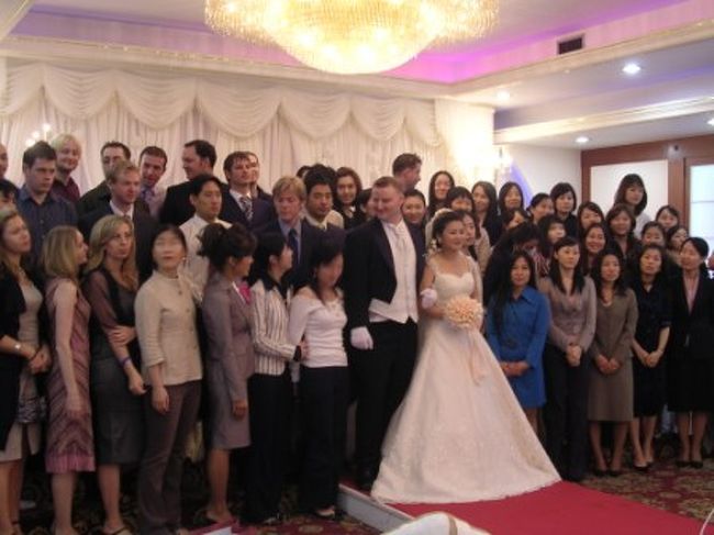 日本と違って式には沢山の人が参列できる