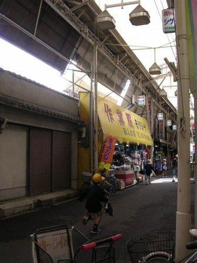 寺の周りはレトロ感ある商店街