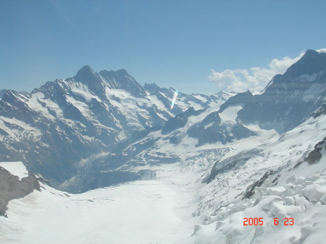 ユングフラウヨッホ山頂から見た壮大な氷河。
