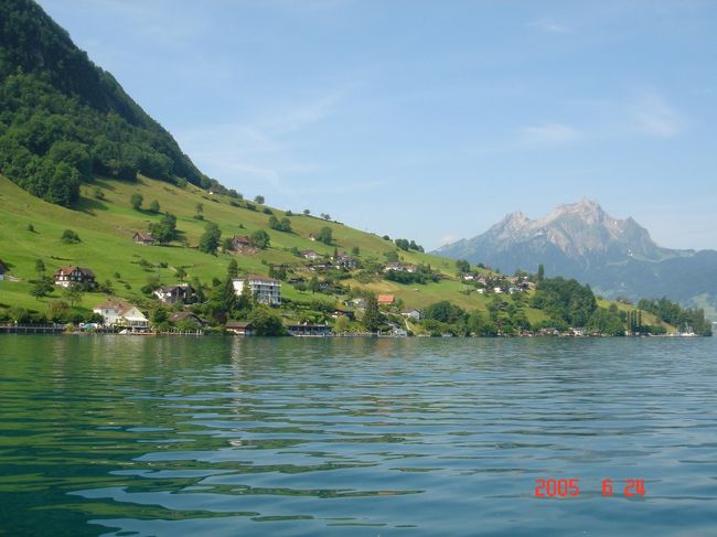 ピラトス山に向かう観光船からの湖の風景。
