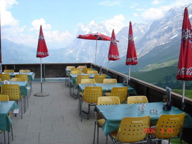 ユングフラウヨッホの麓のレストラン。ここで山を見ながら飲んだビールは最高にうまかった。