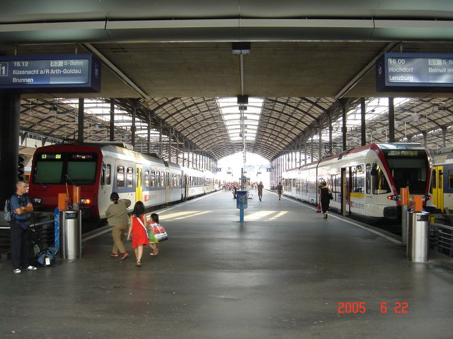 ルツエルン駅構内。