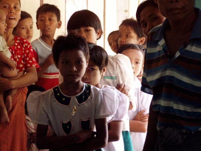 　配布を待つ子供たち。みんな申し合わせたように腕を前で組んでいる。これが整列の姿勢なのか。