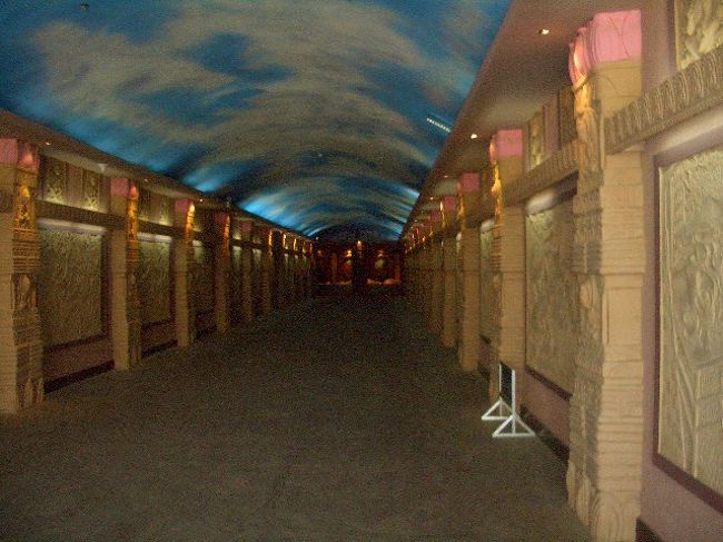 ■次は、火焔山へ行く（門票２０元） <br /><br />実はここを見たくて、ここに来たくての新疆の旅でもあったのだが・・・。 <br /><br />去年の１０月のトルコ旅行の時にウズベキスタン航空でタシケント経由でイスタンブールに行った時。 <br /><br />飛行機の上から、目が点になるような下界の風景を見た。<br /><br />それが、ガイドブックにあった写真を見て、あの時の下界の景色が、どうにもこの火焔山の山並みの光景だと確信したのだ。 <br /><br />