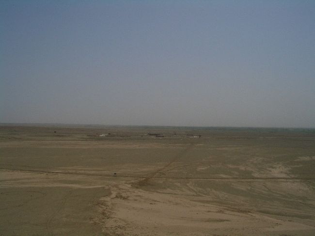 火焔山麓から振り向いて繋がれたラクダを撮る<br /><br />（極小ですが）<br /><br />虫眼鏡で見て下さい<br /><br />ラクダがいます <br />