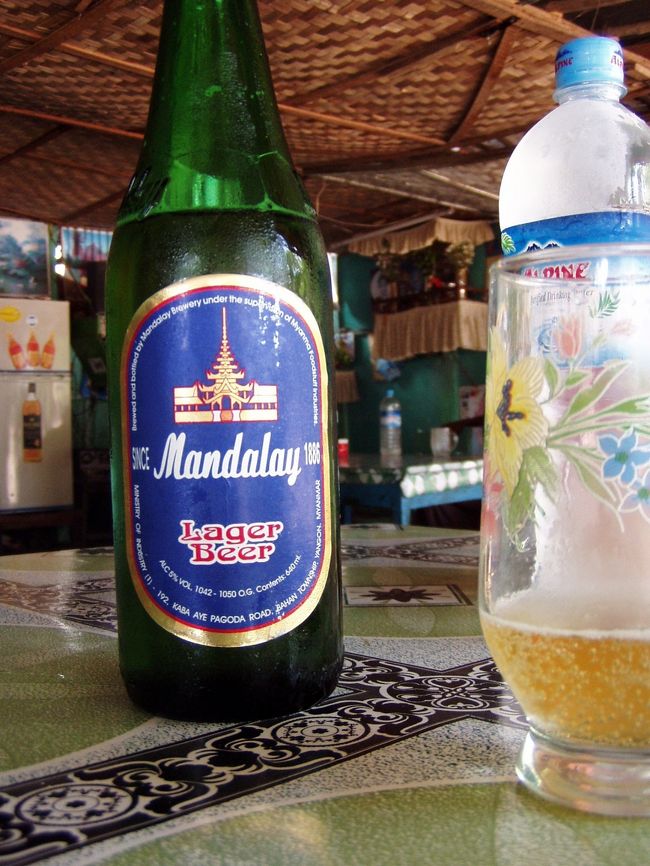 　アウンヤダナーレストランに帰り、ドライバーに往復の費用として1万4千ksを渡し、チップとして2千ksを渡した。<br />口数が少なく無愛想だが、その分真面目な仕事ぶりが気に入って、明日のポッパ山行きも彼に頼むことにした。<br />　昼を過ぎていたのでビールを飲み、ついでに昼飯も頼んだ。慈善事業家のまねごとみたいなことをしているが、実態は海外へ出れば真昼間からビールを飲んでいるだらしないおやじなのだ、僕は。<br />　ウィンウィンは疲れたようで奥で休んでいた。ご苦労さん、ゆっくり休んで。僕やカメラマン氏がこういうことができるのも君が積極的に協力してくれるからだよ。<br />　上段でミャンマーで教育援助活動をしている日本人がけっこういると書いたが、彼らはどのくらいの費用でやっているんだろう。僕らにはウィンウィンという信頼できる協力者がいて、一銭も取らずに手配をしてくれるが、他の人たちは意外とお金がかかっているのではないだろうか。<br />　今回の旅行の重大なイベントがスムーズに終わり、僕はちょっと薄いマンダレービールと安堵の思いを一気に喉へ流し込んだ。清涼感のある刺激とともに、小さな満足感が胃の底にたまって行くのを感じた。