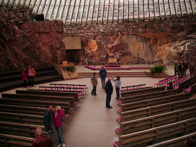 テンペルアウキオン教会<br /><br />これは珍しい形をしており円盤のようなドームの中に<br /><br />立派な教会があって音楽会場としても利用されてる。