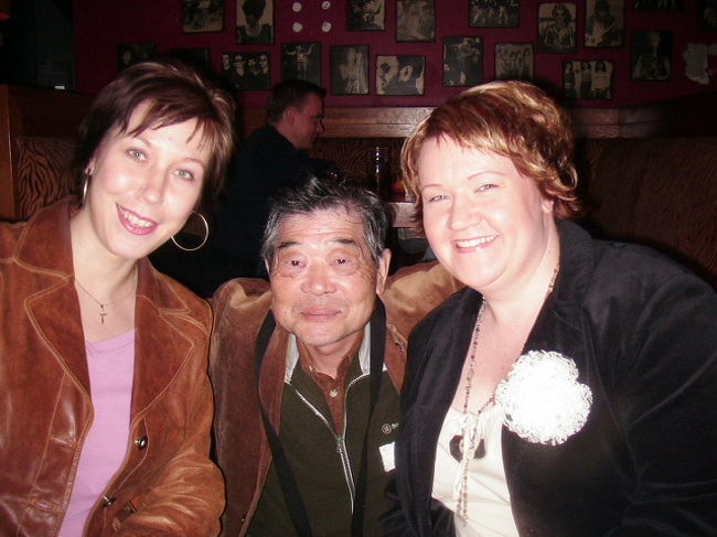 フィンｊンランドの女性<br /><br />パブで一人でフィンランドのビールを飲んでたら<br /><br />隣の席に女性連れがいたので一緒に記念撮影。<br /><br />ビールはもとよりタバコも飲んでた。