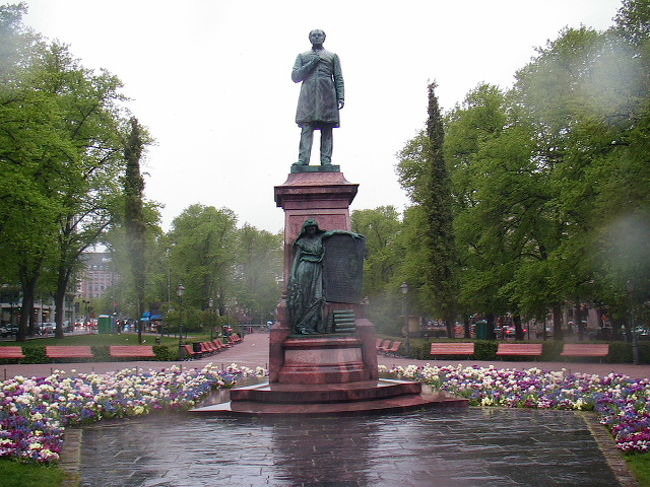 中央公園<br /><br />この像の右側には高級品の並んでる商店街。<br /><br />ここから２時間の市内観光バスに乗ったが数ヶ国語の<br /><br />テープによる案内があって便利だ。