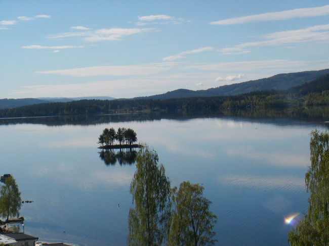 フィヨールドに行く途中には数多くの湖があり水が<br /><br />澄んでるので、逆さ富士　ならぬノルウエーの逆さ<br /><br />影が綺麗に反映されてた。天候は晴れ、曇り、<br /><br />雨、霙とめまぐるしく変化してた。