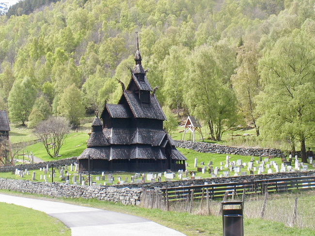 ノルウエー独特の木造教会<br /><br />バイキングがハンザ同盟時代キリスト教をノルウエー<br /><br />に持ち込んだ際の最古の教会で特別に写真撮影の時間<br /><br />を割いてくれた。