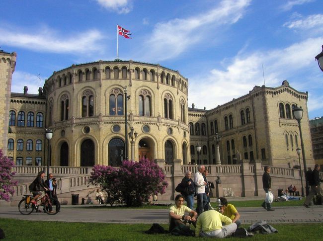 水タバコを飲んでる若者たち<br /><br />街中の公園で数人の若者がミズタバコを飲みまわし<br /><br />してた。