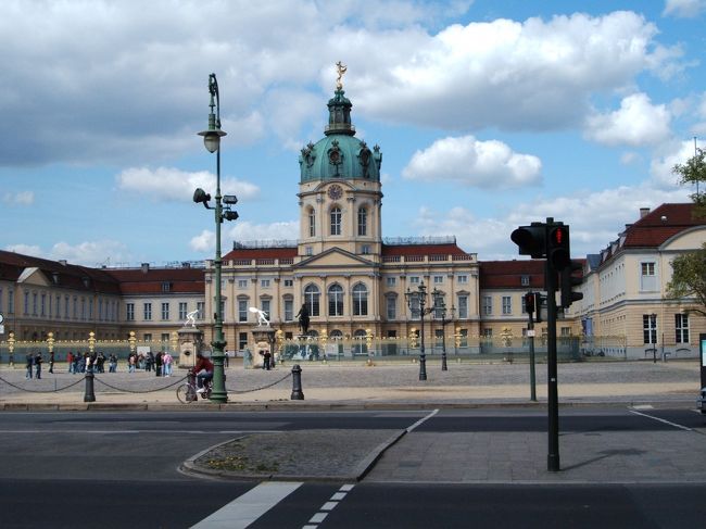 で、ここからの移動が思ってた以上に大変でした・・。<br /><br />まず、S１でフリードリヒシュトラーセ駅へ。そこで環状線に乗り換え、中央駅、ツォ-駅を通りすぎて（この区間はティーアガルテンの真横を通るのでとてもきれい！）、シャルロッテンブルク駅へ。で、ここで降りたはいいものの、<br />ここからがどうやっていったらいいのか、さっぱりわからない・・・。<br /><br />地図を見る限りでは、Uバーン７号線でリヒャルトワーグナー広場へ行くべき、ということと、このシャルロッテンブルク駅でSバーンと接続しているように見えるのだが・・・。<br /><br />よくよく見るとSバーンのシャルロッテンブルク駅とUバーンのWeimersdorterstrase駅、乗り換えが可能、というような書き方（大阪でいえば四ツ橋と心斎橋、東京でいえば東京と大手町）であって、ちょっと離れてたんです。ってことで、5分ほど歩いてUバーンの駅へ向かいます。この辺は地下鉄の上が歩行者天国のショッピングストリートになっていて、時間があればじっくり歩いてみたい感じでした！<br /><br />そしてリヒャルトワーグナー広場からさらに歩くこと15分（暑い！）ようやく目指すシャルロッテンブルク宮殿に到着〜。ここはガイドツアーでの見学です。